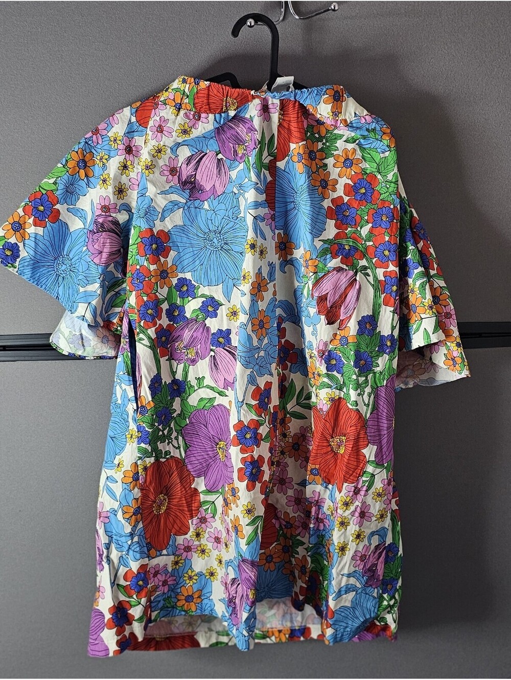 H&M multicolored floral off-shoulder blouse  Size 14  featuring puff sleeves - Picture 2 of 3